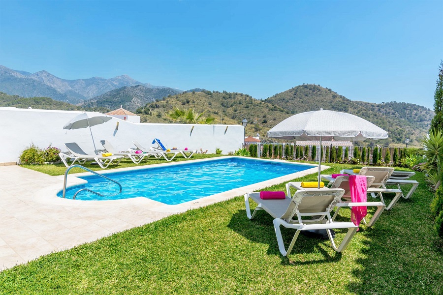 Wunderschön eingerichtete, renovierte 2-Zimmer-Wohnung mit herrlichem Blick über Nerja und das Meer.