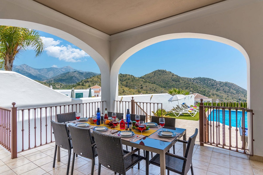 Apartamento de 2 dormitorios bellamente amueblado y renovado con impresionantes vistas sobre Nerja y el mar.