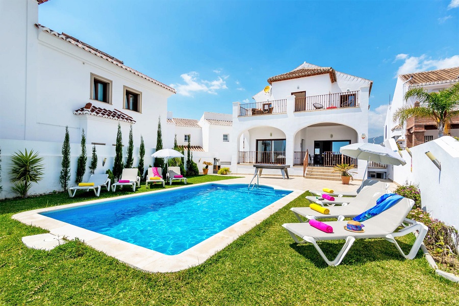 Wunderschön eingerichtete, renovierte 2-Zimmer-Wohnung mit herrlichem Blick über Nerja und das Meer.