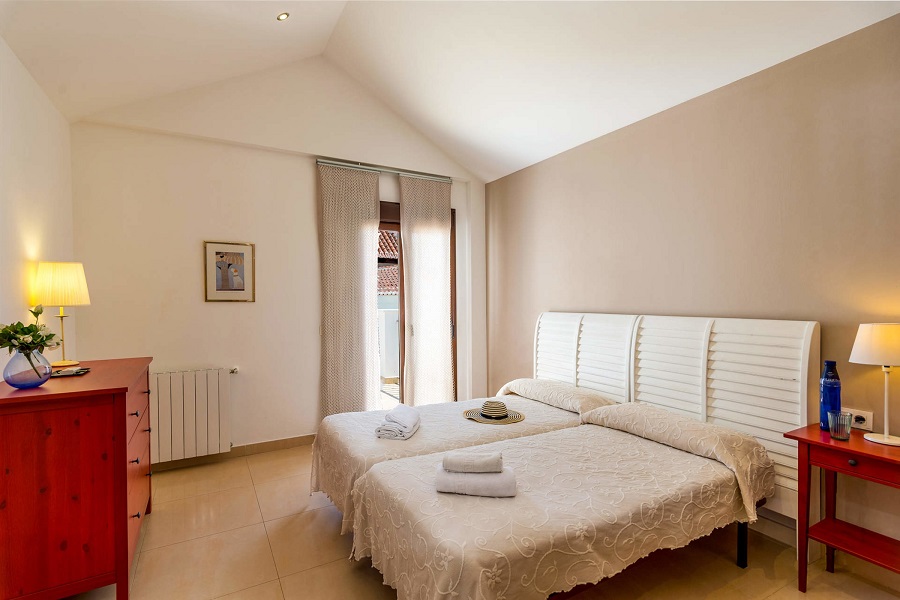 Appartamento ristrutturato con 2 camere da letto splendidamente arredato con vista mozzafiato su Nerja e sul mare.