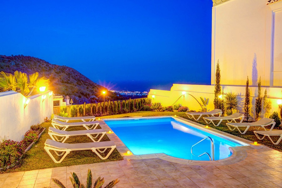 Wunderschön eingerichtete, renovierte 2-Zimmer-Wohnung mit herrlichem Blick über Nerja und das Meer.