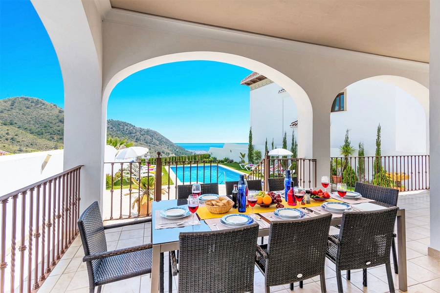 Wunderschön eingerichtete, renovierte 2-Zimmer-Wohnung mit herrlichem Blick über Nerja und das Meer.