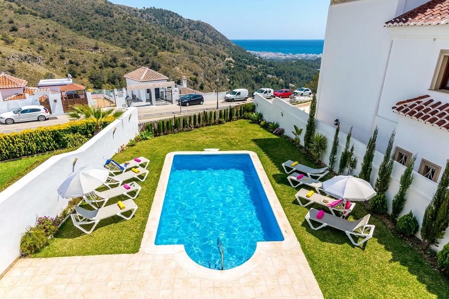 Wunderschön eingerichtete, renovierte 2-Zimmer-Wohnung mit herrlichem Blick über Nerja und das Meer.