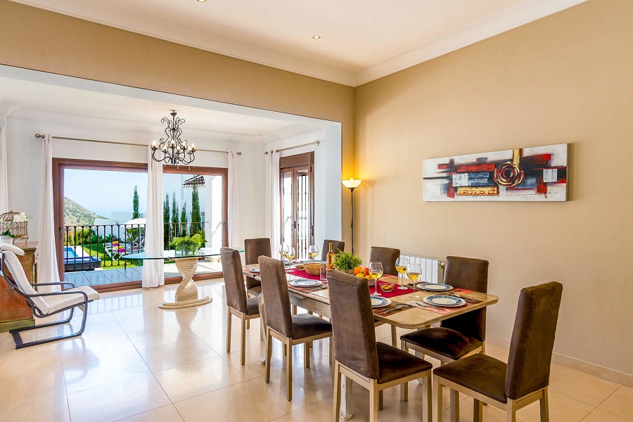 Wunderschön eingerichtete, renovierte 2-Zimmer-Wohnung mit herrlichem Blick über Nerja und das Meer.