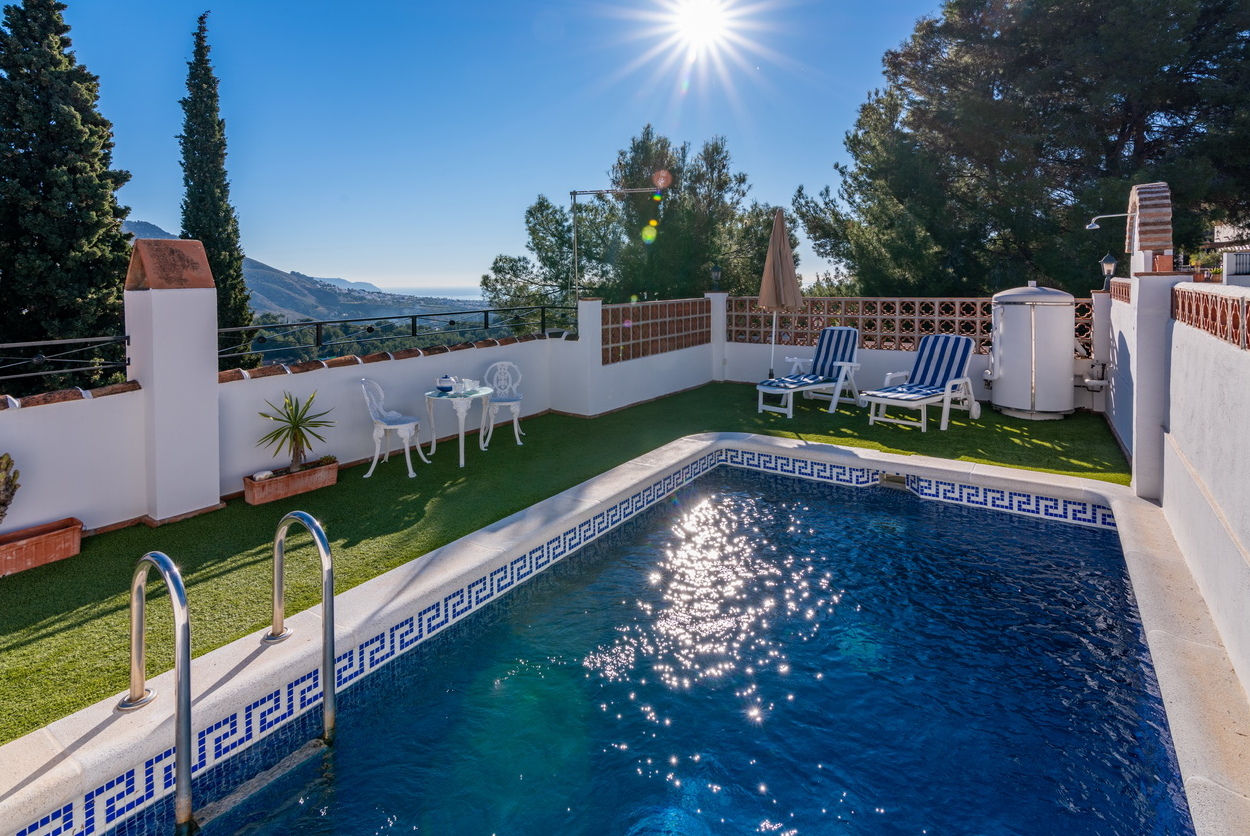 Feriehus med privat pool mellem Nerja og Frigiliana