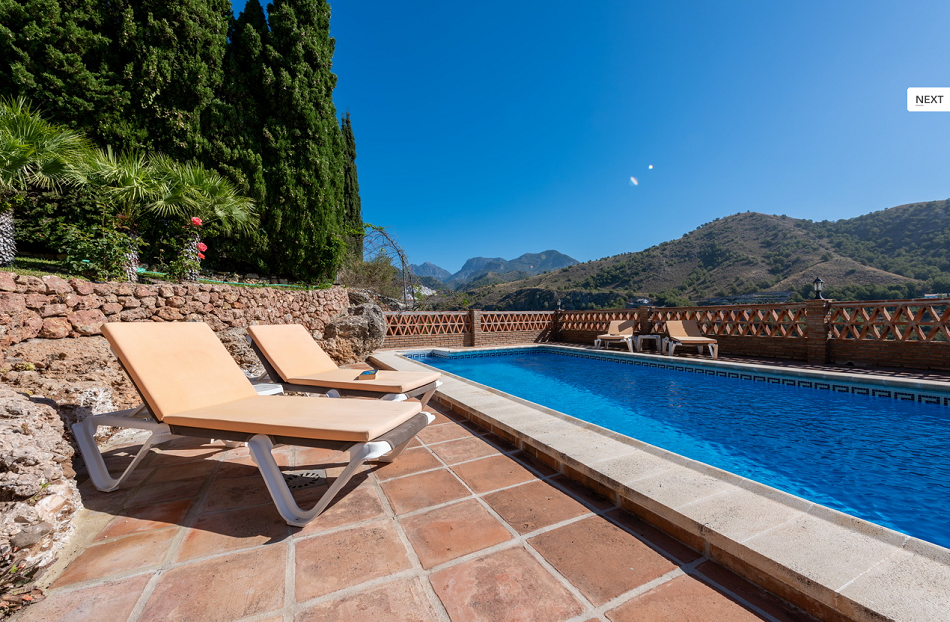 Rummelig villa med stor have og swimmingpool mellem Nerja og Frigiliana