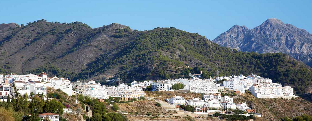 Romslig villa med stor hage og svømmebasseng mellom Nerja og Frigiliana