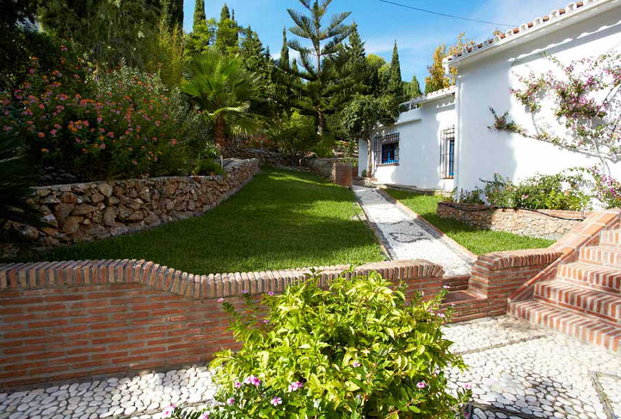 Spacious villa with large garden and swimming pool between Nerja and Frigiliana