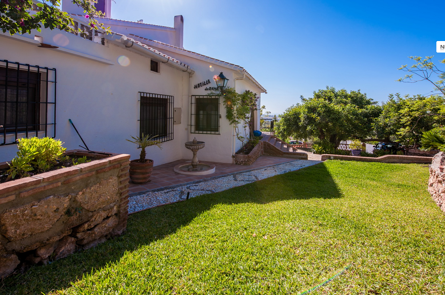 Ruime villa met grote tuin en zwembad tussen Nerja en Frigiliana