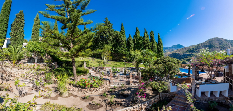 Rymlig villa med stor trädgård och pool mellan Nerja och Frigiliana