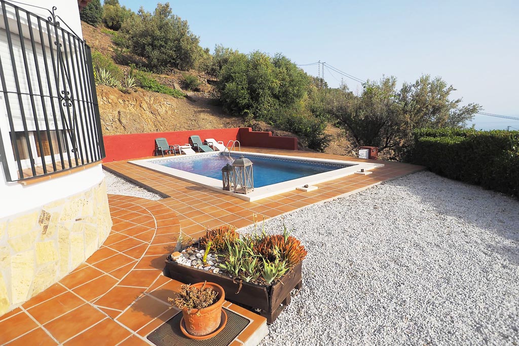 Fritliggende feriehus med swimmingpool i Algorrobo, Andalusien.