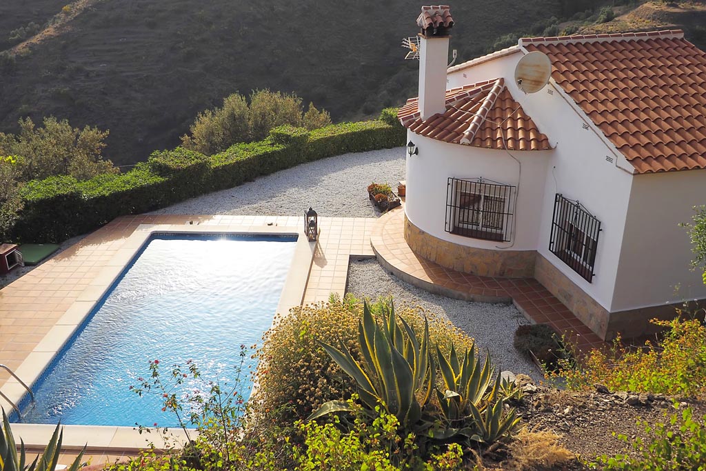 Frittliggende feriehus med svømmebasseng i Algorrobo, Andalucia.