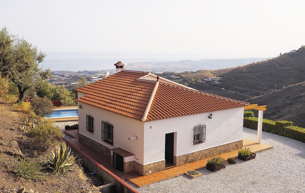 Freistehendes Ferienhaus mit Swimmingpool in Algorrobo, Andalusien.