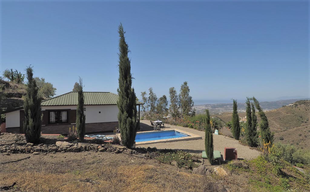 Feriehus med privat pool og havudsigt i Algarrobo, Andalusien.