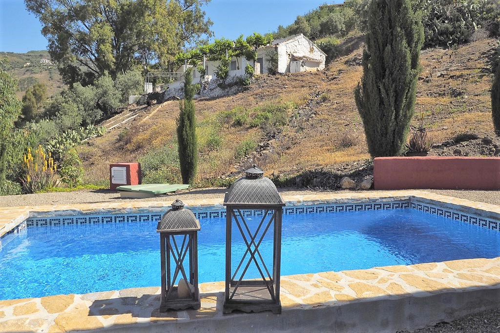 Feriehus med privat pool og havudsigt i Algarrobo, Andalusien.