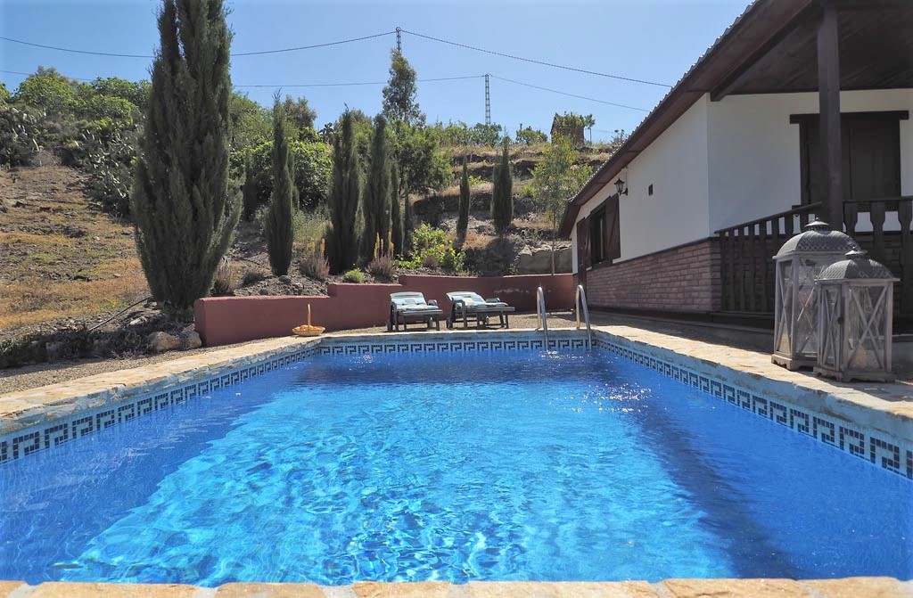 Feriehus med privat pool og havudsigt i Algarrobo, Andalusien.