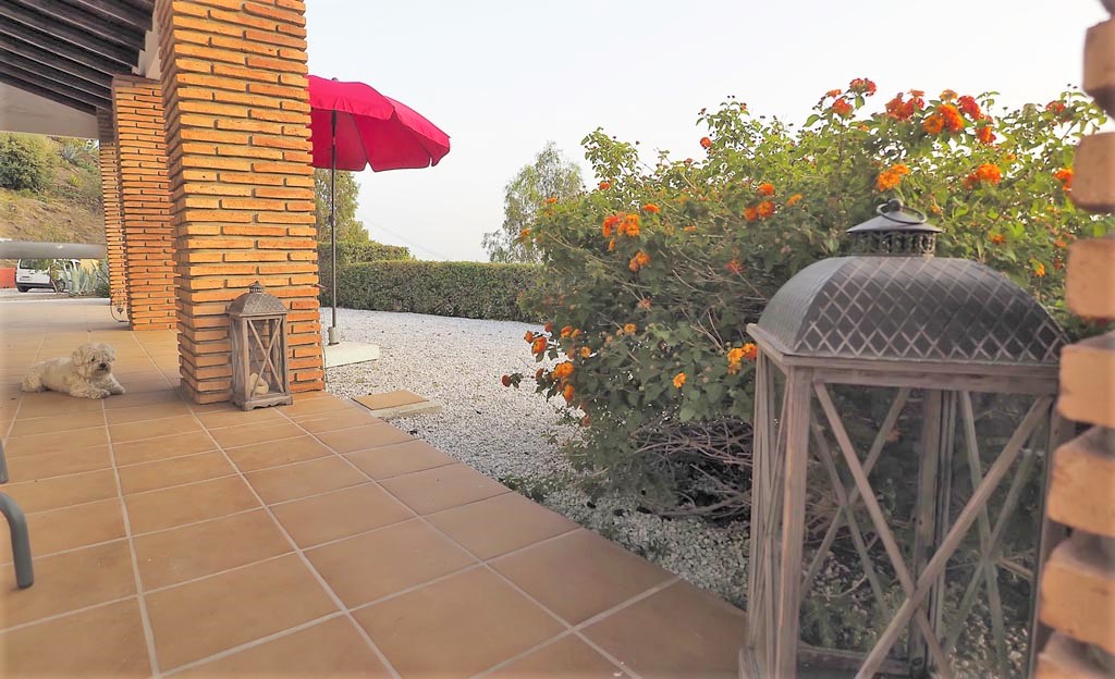 Casa de vacaciones con piscina privada y vistas al mar en Algarrobo, sur de España.