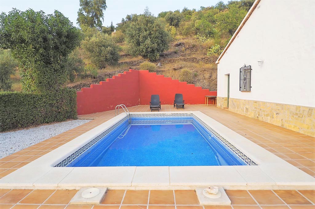 Casa de vacaciones con piscina privada y vistas al mar en Algarrobo, sur de España.