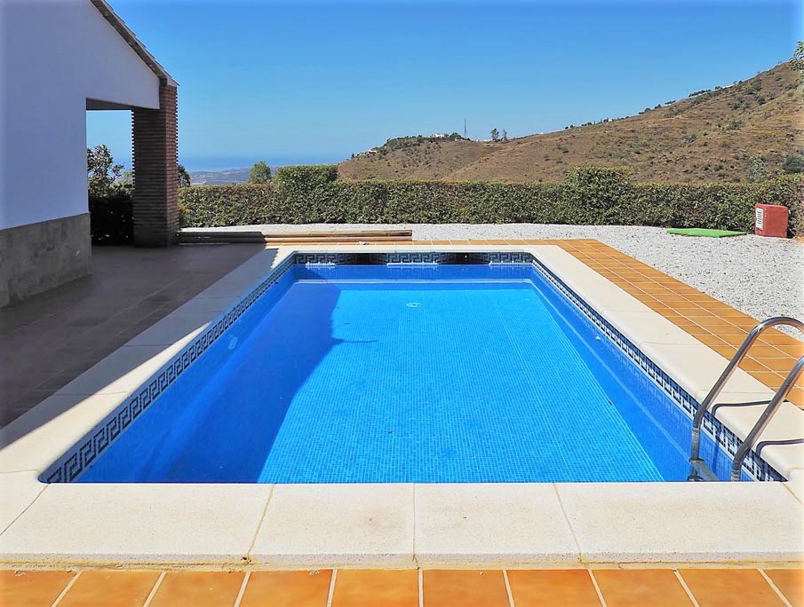 Ferienhaus mit privatem Pool und Meerblick in Algarrobo, Südspanien.