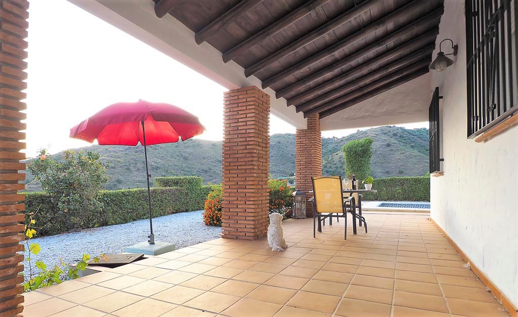 Ferienhaus mit privatem Pool und Meerblick in Algarrobo, Südspanien.