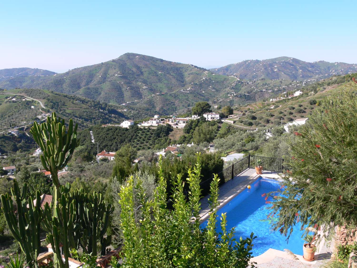 Smuk rummelig Cortijo med smuk have og privat pool i området Frigiliana, Sydspanien