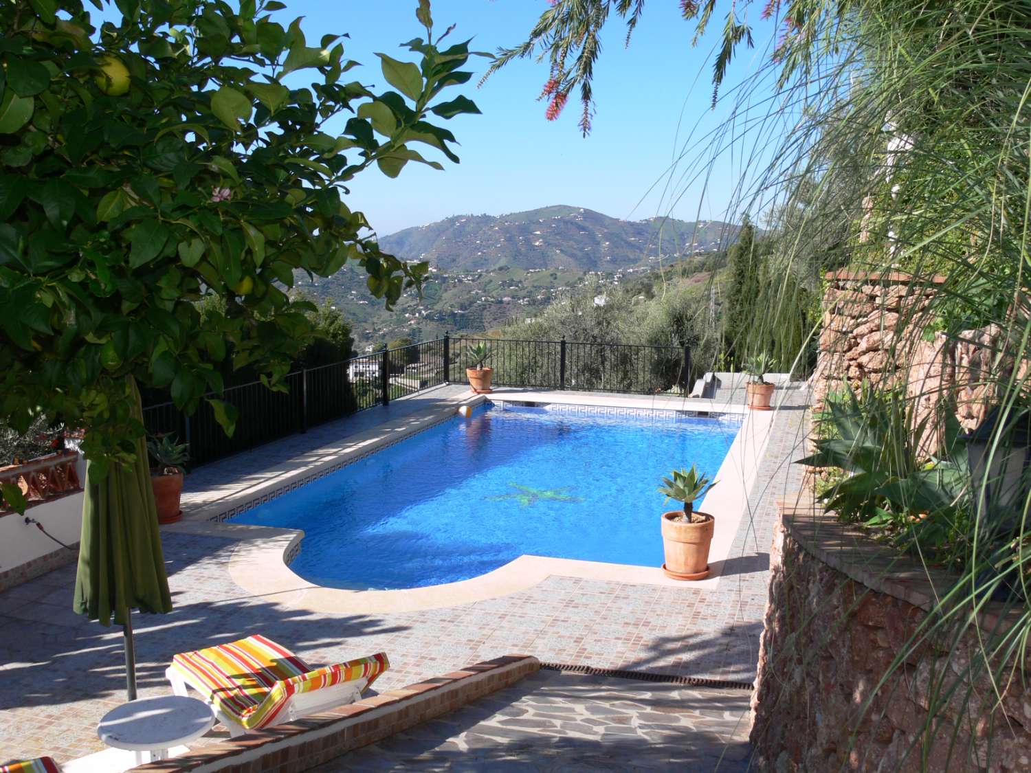 Beau Cortijo spacieux avec beau jardin et piscine privée dans la région de Frigiliana, sud de l’Espagne