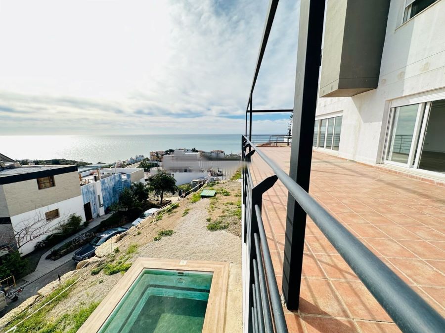 Luksusvillaer med moderne stilarter i Balcones del Peñoncillo urbanisering i Torrox Costa.