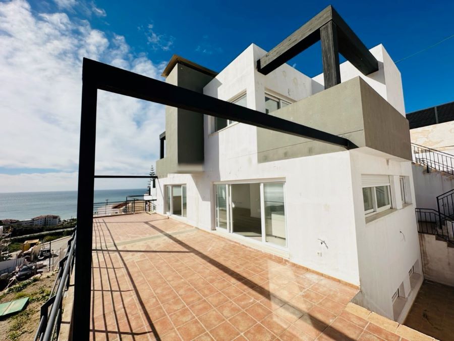 Lyxvillor med modern stil i urbaniseringen Balcones del Peñoncillo i Torrox Costa.