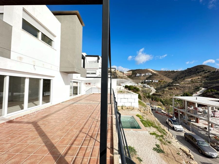 Lyxvillor med modern stil i urbaniseringen Balcones del Peñoncillo i Torrox Costa.