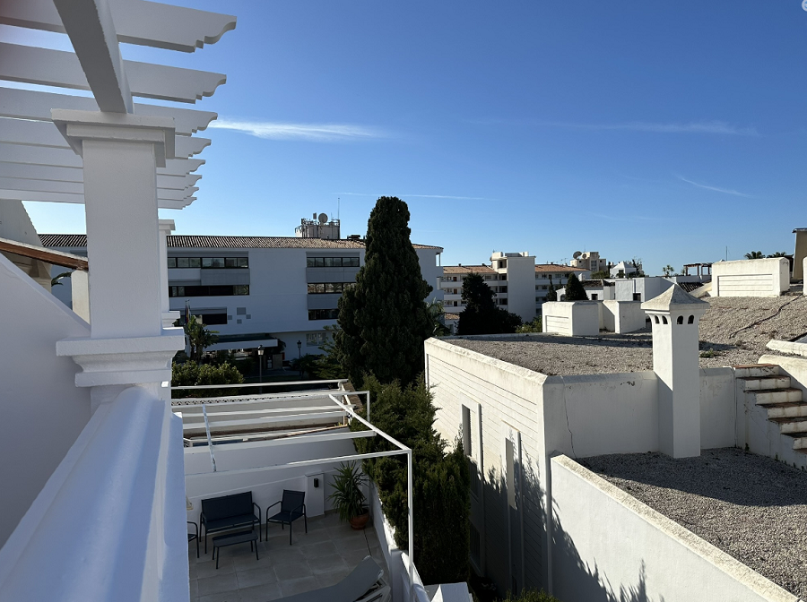 Esta villa es una villa contemporánea de tres dormitorios con una terraza orientada al oeste y una piscina privada