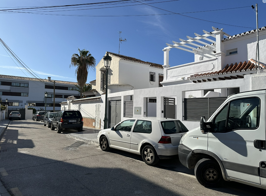 Esta villa es una villa contemporánea de tres dormitorios con una terraza orientada al oeste y una piscina privada