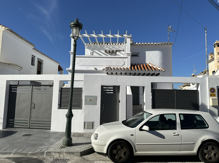 Esta villa es una villa contemporánea de tres dormitorios con una terraza orientada al oeste y una piscina privada