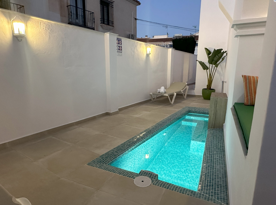 Questa villa è una villa contemporanea con tre camere da letto con una terrazza esposta a ovest e una piscina privata