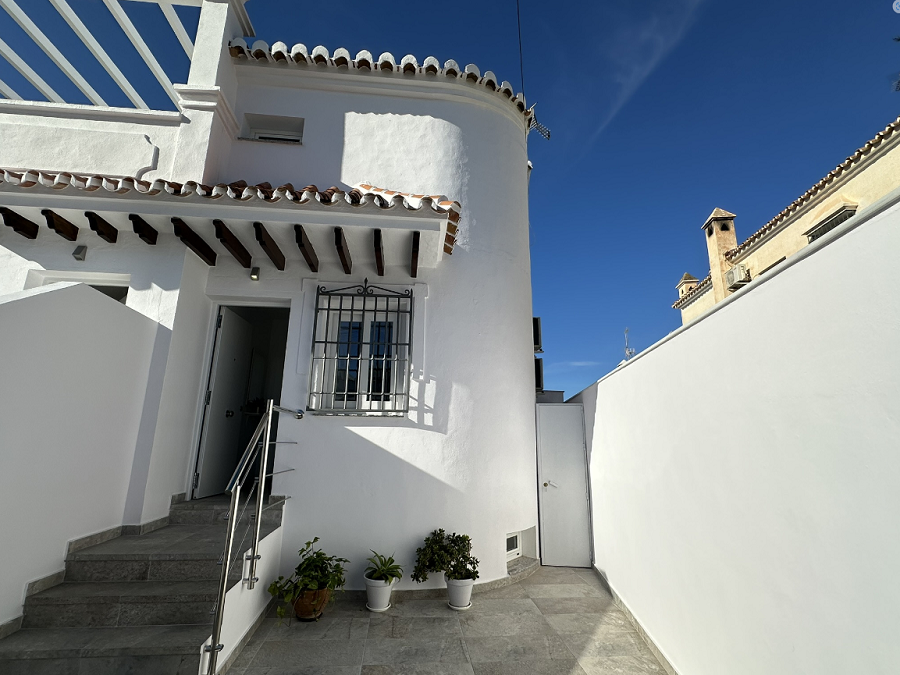 Questa villa è una villa contemporanea con tre camere da letto con una terrazza esposta a ovest e una piscina privata