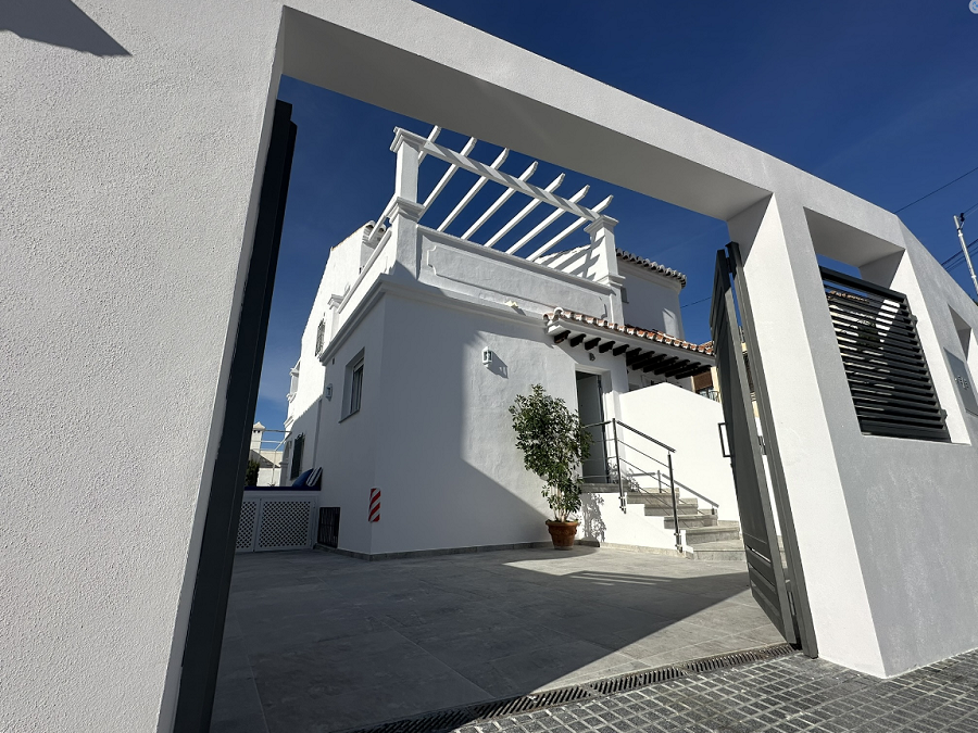 Esta villa es una villa contemporánea de cuatro dormitorios con una terraza orientada al oeste y una piscina privada