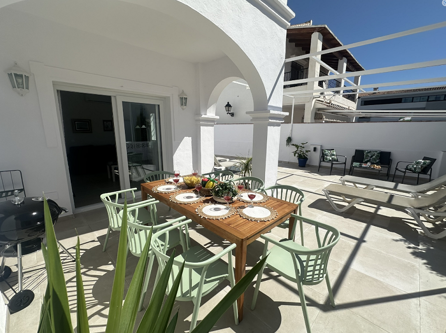 Esta villa es una villa contemporánea de cuatro dormitorios con una terraza orientada al oeste y una piscina privada