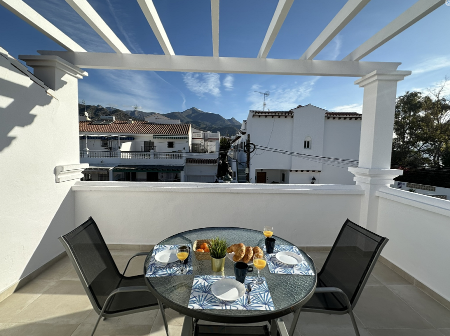 Esta villa es una villa contemporánea de cuatro dormitorios con una terraza orientada al oeste y una piscina privada