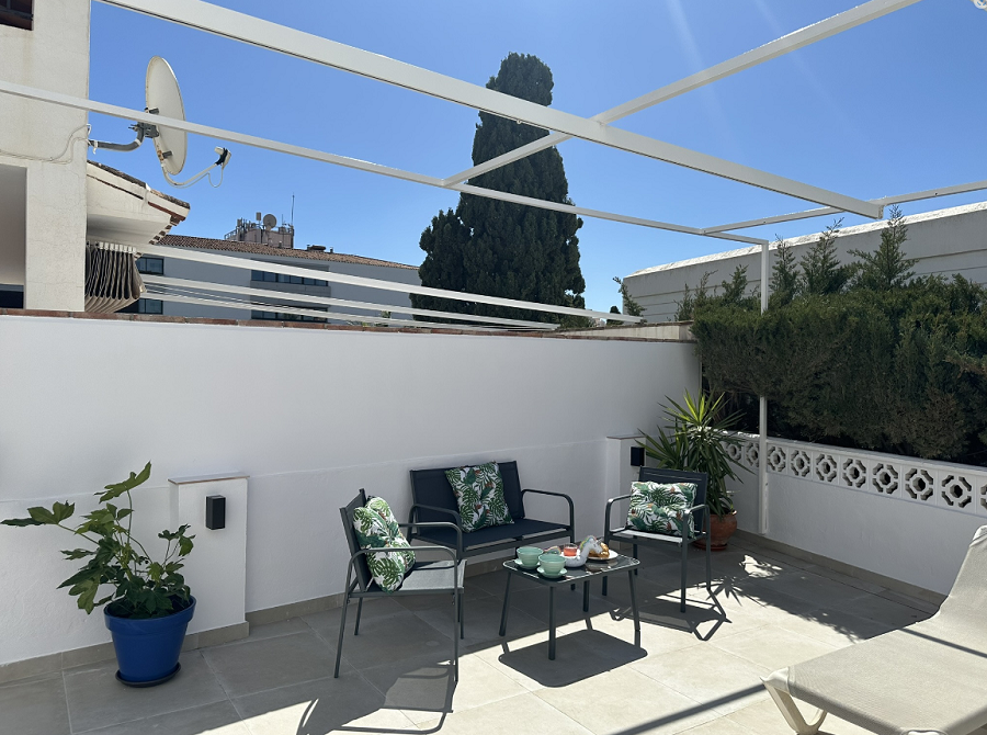 Esta villa es una villa contemporánea de cuatro dormitorios con una terraza orientada al oeste y una piscina privada