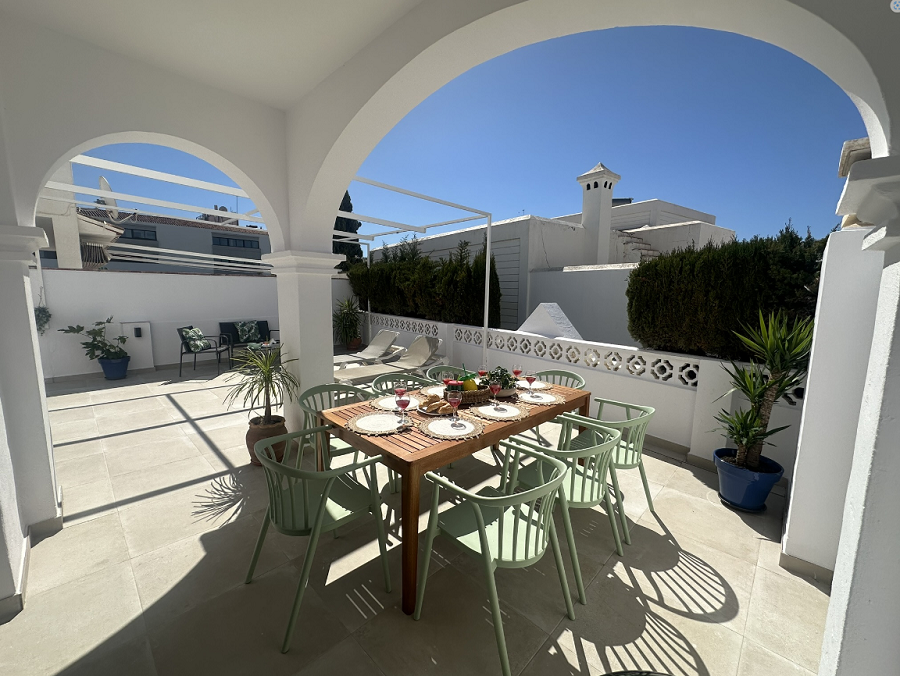 Esta villa es una villa contemporánea de cuatro dormitorios con una terraza orientada al oeste y una piscina privada