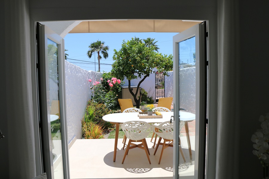 Appartement rénové et décoré avec goût dans le quartier recherché de Capistrano Village à Nerja.