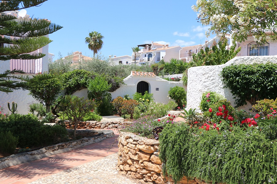 Renovated tastefully decorated apartment in the sought-after Capistrano Village in Nerja.