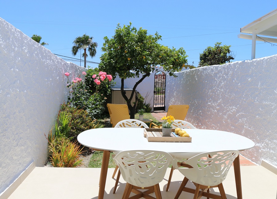 Renoverad smakfullt inredd lägenhet i eftertraktade Capistrano Village i Nerja.