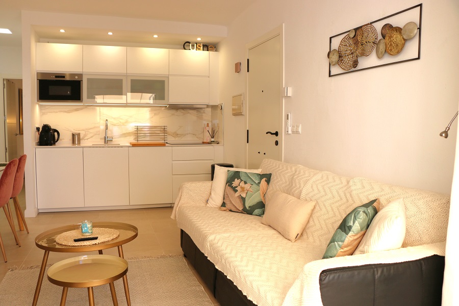 Renovated tastefully decorated apartment in the sought-after Capistrano Village in Nerja.