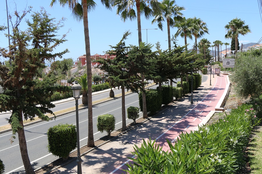 Renoverad smakfullt inredd lägenhet i eftertraktade Capistrano Village i Nerja.