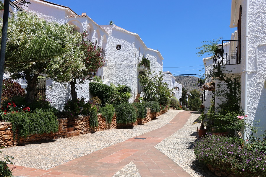 Appartement rénové et décoré avec goût dans le quartier recherché de Capistrano Village à Nerja.