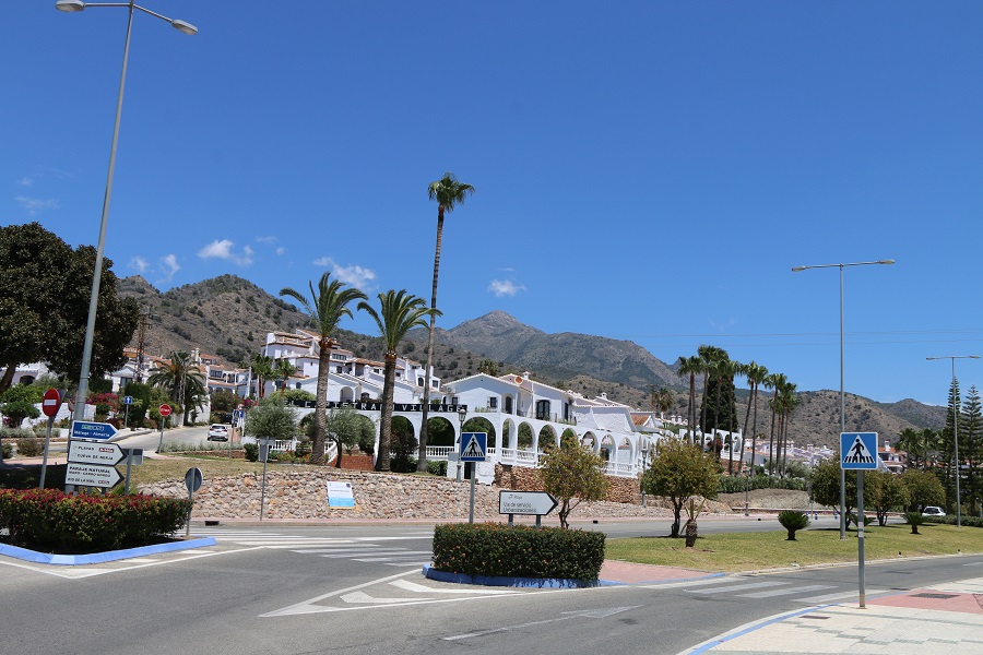 Renoverad smakfullt inredd lägenhet i eftertraktade Capistrano Village i Nerja.