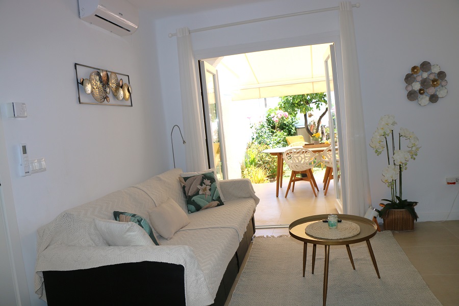 Appartement rénové et décoré avec goût dans le quartier recherché de Capistrano Village à Nerja.