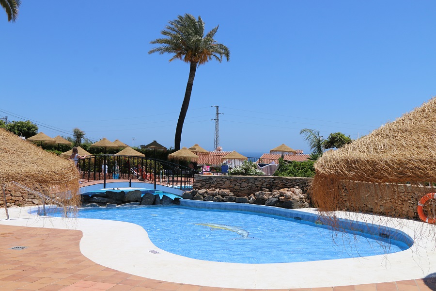 Appartement rénové et décoré avec goût dans le quartier recherché de Capistrano Village à Nerja.