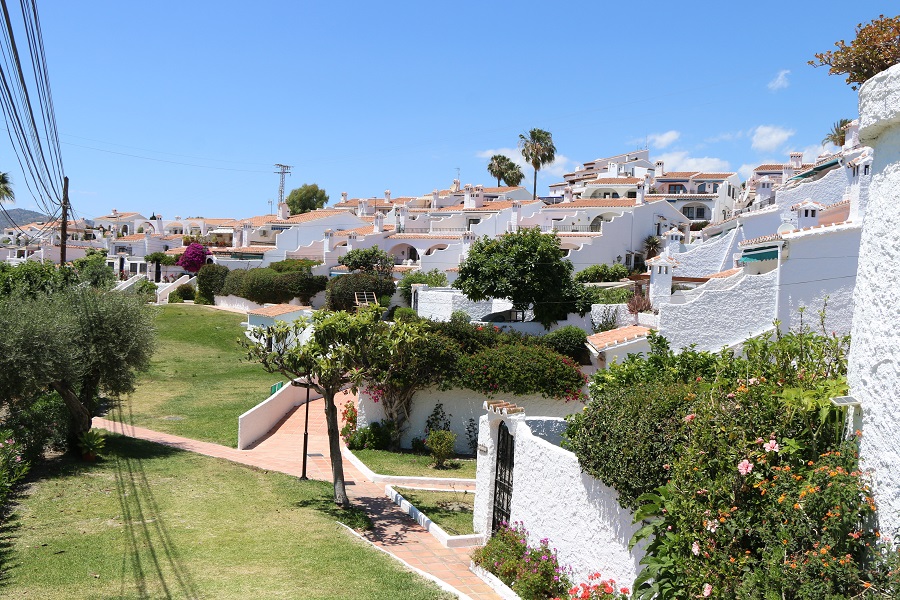 Appartamento ristrutturato arredato con gusto nel ricercato villaggio di Capistrano a Nerja.