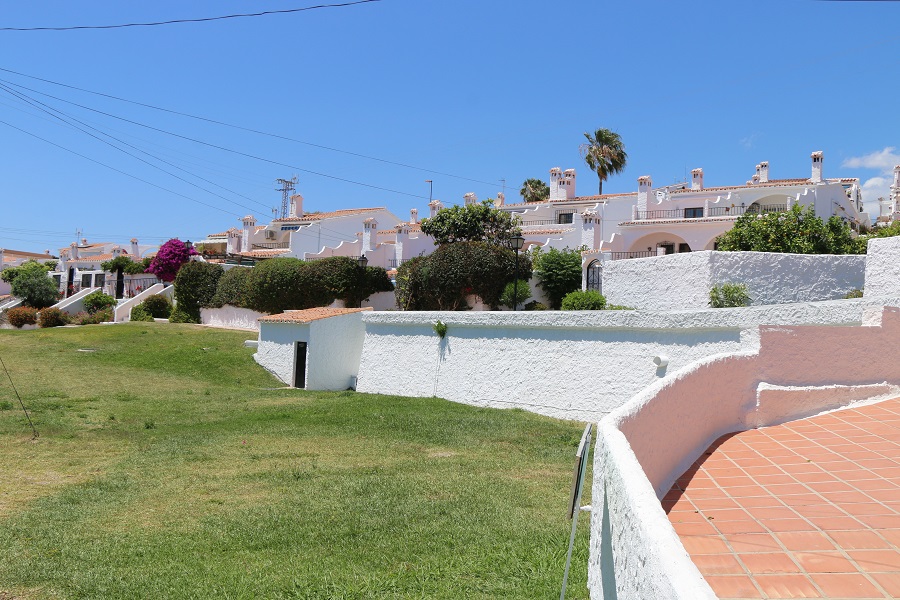 Renovated tastefully decorated apartment in the sought-after Capistrano Village in Nerja.